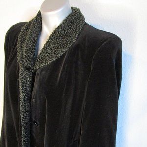 Black velvet jacket, wide sleeve, looped fuzzy lining. Vtg needs buttons.